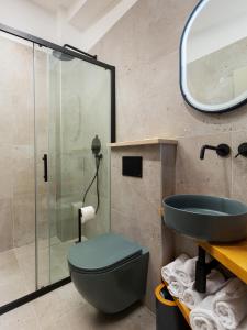 Un baño con un inodoro verde y un lavabo. en Sun city lifestyle, en Poreč