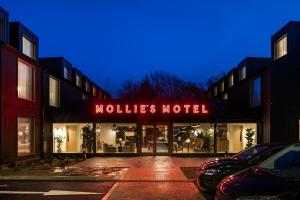 budynek z napisem "mauldias motel" w obiekcie Mollie's Motel & Diner Oxfordshire w mieście Faringdon