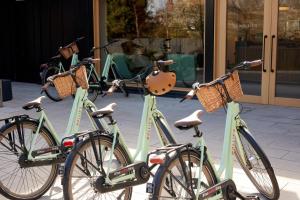 três bicicletas estacionadas uma ao lado da outra numa calçada em Mollie's Motel & Diner Oxfordshire em Faringdon