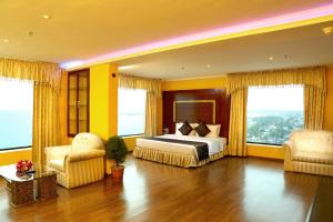 Ein Bett oder Betten in einem Zimmer der Unterkunft The Quilon Beach Hotel and Convention Center