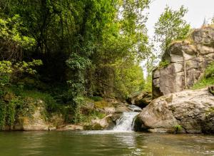 een waterval in het midden van een rivier bij Casa Panorâmica Aurora in Celorico de Basto