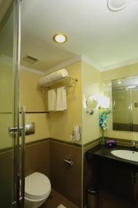 Ein Badezimmer in der Unterkunft The Quilon Beach Hotel and Convention Center