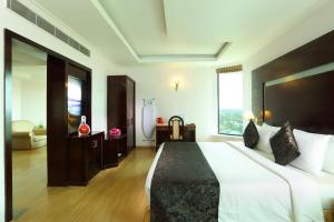 Ein Bett oder Betten in einem Zimmer der Unterkunft The Quilon Beach Hotel and Convention Center