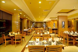 The Quilon Beach Hotel and Convention Center tesisinde bir restoran veya yemek mekanı