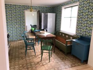 a dining room with a table and chairs at Anna Gården, App. D in Ytterhogdal