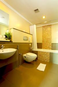 Ein Badezimmer in der Unterkunft The Quilon Beach Hotel and Convention Center