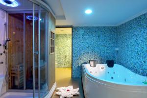 Ein Badezimmer in der Unterkunft The Quilon Beach Hotel and Convention Center