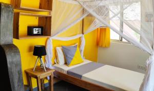 um quarto com uma cama e uma janela em Princess of Zanzibar em Michamvi