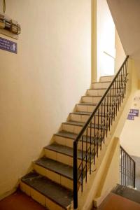 un escalier dans un bâtiment avec un escalier dans l'établissement POP Hotel Blue Star, à Bhilai