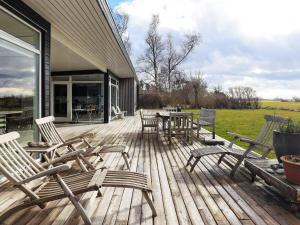 une terrasse avec des chaises et des tables sur une maison dans l'établissement Holiday home Gedser XIX, à Gedser