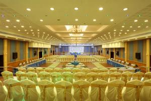 einen großen Bankettsaal mit Sitzreihen darin in der Unterkunft The Quilon Beach Hotel and Convention Center in Kollam