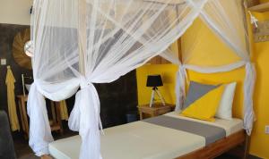 1 Schlafzimmer mit 2 Betten und weißen Moskitonetzen in der Unterkunft Princess of Zanzibar in Michamvi