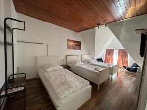 a bedroom with two beds in a room at Eva's Hostel - Self Check-In & Room Just For You Alone in Düsseldorf