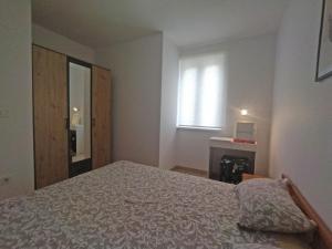 een slaapkamer met een bed en een raam bij Apartment Suzie Q - Intermezzo with sea view in Rabac