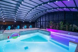 an indoor swimming pool with an indoor poolvisor at Camping Les Carolins - 4 étoiles in Saint-Lo-dʼOurville