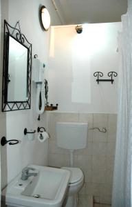 ローマにあるCentral Station low costのバスルーム(トイレ、洗面台、鏡付)