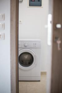 a washing machine in a room with a door open at Ntina's Hause in Chaïdeftón