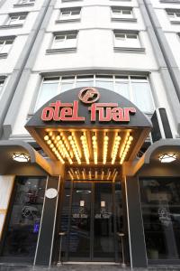 una señal de hotel en la parte delantera de un edificio en Fuar Hotel en Estambul