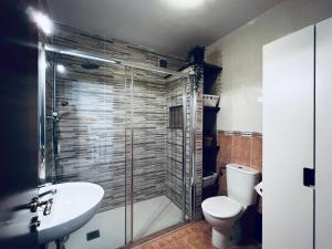 łazienka z prysznicem, toaletą i umywalką w obiekcie Casita A Pitisa w mieście Playa Blanca
