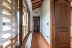 a hallway of a house with a wooden door at Chalet Mugello - Affitti Brevi Italia in Sagginale