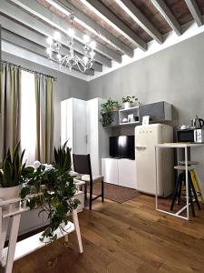uma sala de estar com um frigorífico e uma mesa em Room114 - Studio apartment near the center em Florença