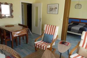 Posedenie v ubytovaní 42m overlooking the pine forest and near the sea