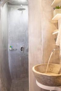 bagno con lavabo a ciotola e doccia di Traditional Arch House Paros a Márpissa
