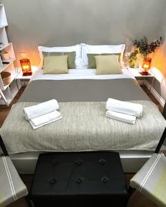 um quarto com uma cama grande e toalhas em Room114 - Studio apartment near the center em Florença