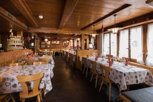 Restoran või mõni muu söögikoht majutusasutuses Hotel Restaurant Hirschen