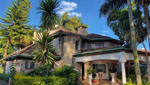 una vecchia casa con una palma sopra di DB Space a Nairobi