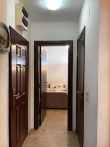 a hallway with an open door to a bedroom at Apartman u blizini centra grada in Belgrade