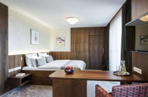 Una cama o camas en una habitación de Revital Resort Aspach