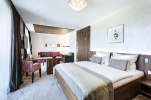 Una cama o camas en una habitación de Revital Resort Aspach