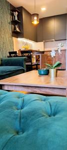 - un salon avec une table en bois et une salle à manger dans l'établissement Apartman 49, à Subotica