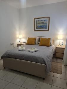 a bedroom with a bed with two towels on it at A Dream Place in Raanana, up to 5 guests - Swimming Pool - Jacuzzi & Gym in Ra‘ananna +33 photos
