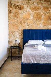 uma cama azul com um bicho de peluche deitado sobre ela em Royal Stay Luxury Homes em Pafos