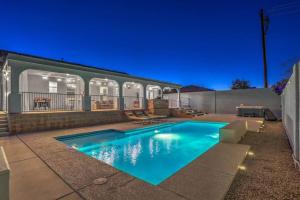 einen Pool im Hinterhof eines Hauses in der Unterkunft Chateau Desert Oasis minutes from Vegas Strip in Las Vegas