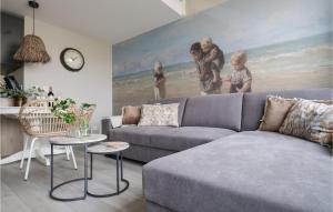 Posezení v ubytování Stunning Apartment In Bruinisse + 18 fotografií