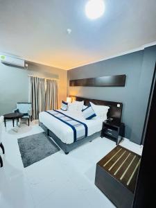 Hotel Amirana في شيمويو: غرفة نوم بسرير كبير ومكتب