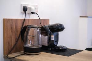 Royal Stay Luxury Homes في بافوس: وجود آلة صنع القهوة على كاونتر بجوار جهاز صنع القهوة