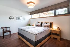 a bedroom with a bed and a window at Apartment GIDI und LISL in Bramberg am Wildkogel