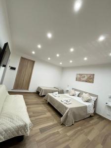 A bed or beds in a room at Broken column