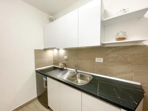 Kuchnia lub aneks kuchenny w obiekcie Apartments Marija Magdalena