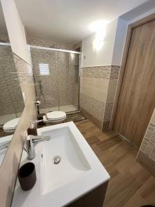 A bathroom at Broken column
