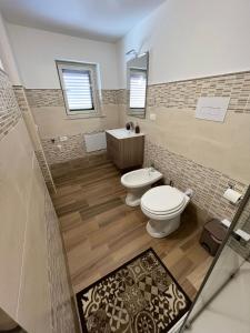 A bathroom at Broken column