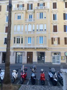 un gruppo di scooter parcheggiati di fronte a un edificio di Casa Celeste, bilocale nel pieno centro di Alassio ad Alassio