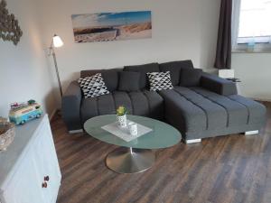 sala de estar con sofá y mesa en Landruhe, en Strukkamp auf Fehmarn