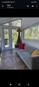 ein Wohnzimmer mit einem Sofa mit zwei roten Kissen in der Unterkunft VILLA DELLE ROSE CINQUE TERRE in Beverino