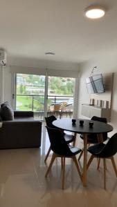 un salon avec une table, des chaises et un canapé dans l'établissement Veneto Village, Complejo Vacacional, à Villa Parque Siquiman