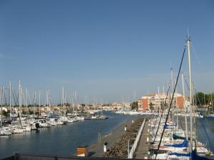 przystań z mnóstwem łodzi w wodzie w obiekcie T2 50M2 BELLE VUE CALME CENTRE PORT PARKING w Cap d'Agde